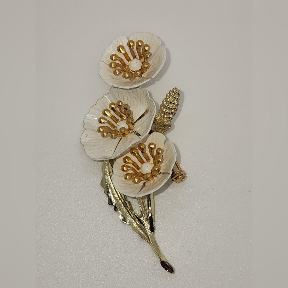 Enamel flower with a white bead